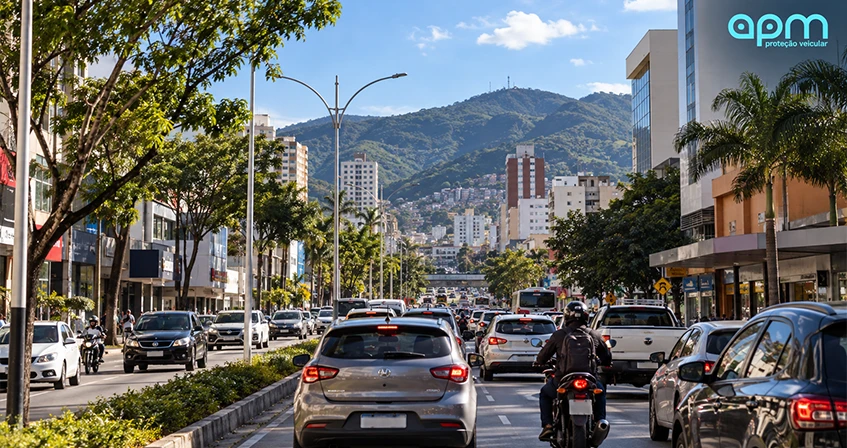Trânsito em Ipatinga MG com alto fluxo de veículos no Vale do Aço